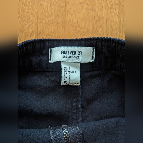 Black Forever 21 skirt. - Picture 2 of 4